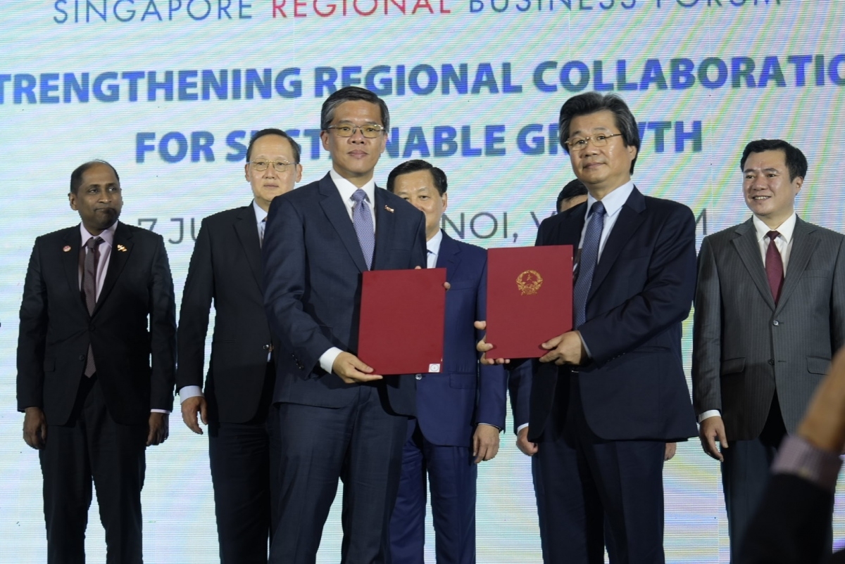 Vietnam and Singapore sign 12 MoUs at joint business forum